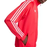 Campera deportiva Adidas Originals del Liverpool F.C. en color rojo con las icónicas tres tiras blancas en las mangas. Presenta cierre frontal, cuello alto y bolsillos laterales, con el logo del trébol de Adidas y el escudo del club bordados en el pecho.
