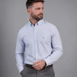 Camisa casual de algodón Oxford con spandex, color blanco, con cuello abotonado y bordado sutil en el pecho.