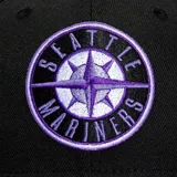 Gorro New Era 59FIFTY negro con visera violeta, logo de los Seattle Mariners bordado en el frente y parche del All Star Game 2023 en el lateral.