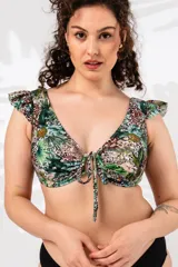 Top de bikini estampado con hojas y animal print, con volados en los hombros y nudo en el escote.