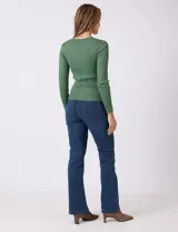 Buzo de tejido acanalado, con cuello redondo y mangas largas, de calce ajustado al cuerpo.