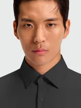 Camisa de vestir BOSS Black con corte slim fit, cuello clásico y cierre frontal con botones. Presenta un diseño minimalista y elegante en color negro.