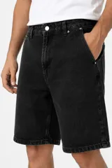 Bermuda de jean de corte ancho y tiro medio, color gris oscuro, con bolsillos laterales y traseros.