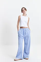 Pantalón de jogging celeste de felpa con cintura elastizada ajustable y bolsillos laterales.