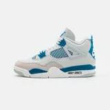 Zapatillas Air Jordan 4 Retro color blanco, gris y celeste. Zapatillas de caña media con detalles de rejilla y logo de la marca en el talón y la lengüeta.