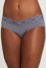 Panty hipster color rosa, marca Montelle, confeccionada en lycra y encaje.