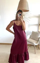 Vestido largo de tirantes con volados en el ruedo, disponible en color rojo, lila, borgoña y rosa.