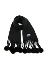 Bufanda color beige con pompones en los extremos.