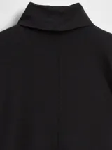 Remera de manga larga con cuello alto tipo polera, confeccionada en tejido suave y ajustado al cuerpo.