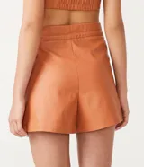 Short de material sintético color naranja, con cintura alta y lazo ajustable.