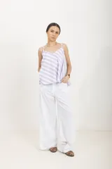 Top de tirantes fino con diseño a rayas en tonos blanco y lila, escote en V y corte holgado y acampanado.