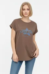 Remera de manga corta de algodón, de corte holgado y cuello a la base. Presenta un estampado frontal en el pecho con forma de corazón y encaje, con la inscripción "La Dolce Vita".