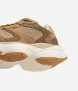 Championes deportivos para hombre marca Renner en color verde militar, confeccionados con capellada de poliuretano y poliéster con detalles texturizados. Presentan diseño de recortes superpuestos, cierre con cordones, entresuela volumosa en tono blanco y beige, y suela de goma.