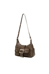 Cartera Trendy color marrón, estilo bandolera de cuero sintético con múltiples bolsillos externos frontales con solapa, hebilla decorativa grande, tachas metálicas y asa ajustable para el hombro.