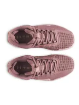 Championes de entrenamiento Under Armour modelo TriBase Reign 6, color rosado. Presentan parte superior de malla transpirable con tecnología UA WARP para sujeción, mediasuela de doble densidad y suela exterior de goma con tecnología TriBase para mayor contacto con el suelo y estabilidad.