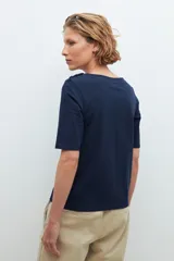 Remera de manga corta color azul marino con escote barco y botones metálicos decorativos en ambos hombros.
