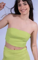 Top bandeau color verde lima, con textura acanalada y corte cropped.