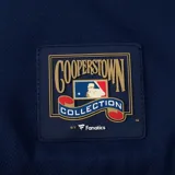 Campera estilo bomber azul marino con detalles en color tostado, cierre de botones a presión, bolsillos laterales ribeteados y el clásico logo NY de los New York Yankees bordado en el pecho.