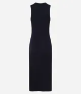 Vestido midi negro de rib con cuello redondo y sisas anchas. Presenta una abertura lateral en el ruedo.