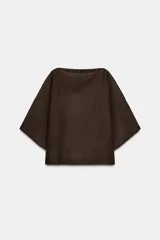 Jersey de punto de corte holgado con cuello solapa asimétrico y mangas anchas por debajo del codo.