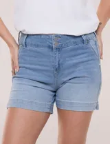 Short de jean azul oscuro de tiro alto y calce ajustado, con cintura ancha, cierre de cremallera y doble botón. Cuenta con bolsillos delanteros y dobladillo en las perneras.