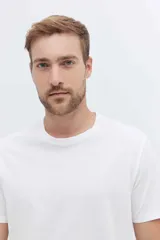 Remera de algodón verde militar, de corte clásico con cuello redondo y mangas cortas.