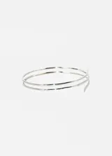 Brazalete plateado para el brazo, con diseño entrelazado doble y puntas redondeadas.