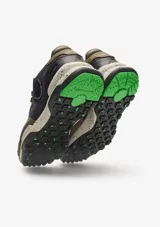 Championes urbanos Satorisan modelo Chacrona Premium, color verde caqui con detalles en negro y marrón. Presentan una entresuela con diseño jaspeado, suela con toques verdes y aplique circular negro en el lateral.