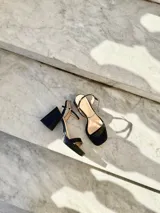 Sandalias negras de tacón bloque con pulsera al tobillo.