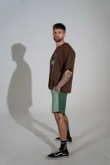 Short de lycra color verde militar, con diseño de estampa original en el lateral y cintura elástica.