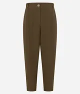 Pantalón femenino color verde oliva, confeccionado en crepé con modelo zanahoria, cintura alta y elástico para mayor comodidad. Posee cierre delantero con botón y bolsillos traseros.