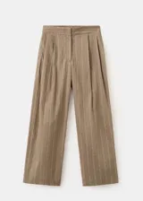 Pantalón de tiro alto, confeccionado en mezcla de algodón, poliamida y lyocell, de diseño recto y largo, con estampa de rayas sutiles, bolsillos laterales y traseros, y trabillas para cinturón.