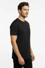 Remera de manga corta color negro, de algodón, con cuello redondo y diseño holgado con estampa frontal.