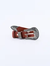 Cinto rojo estilo texano con hebilla, pasador y puntera metálicos plateados con detalles grabados en relieve.