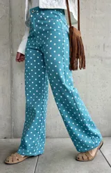 Jean recto de tiro alto color turquesa con estampa de lunares blancos, confeccionado en denim con lycra.