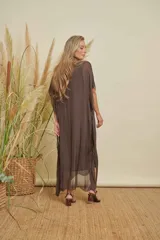 Vestido tipo túnica de seda, color marrón, con escote en V, mangas cortas amplias y diseño holgado con forro interior.
