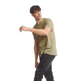 Remera de algodón color verde oliva, de corte clásico con cuello redondo y manga corta. Presenta un pequeño logo bordado en el ruedo inferior.