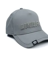 Gorra Umbro color negro con visera curva y el nombre de la marca bordado en relieve en el frente. Cuenta con una pequeña etiqueta con el logo de Umbro en el borde de la visera.