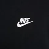Canguro Nike de la línea Club Fleece, color negro, con capucha ajustable mediante cordones, bolsillo frontal tipo canguro y logo de la marca bordado en blanco en el pecho.