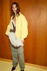 Cazadora tipo bomber de corte oversize confeccionada en piel 100% color amarillo pastel. Presenta cuello clásico, cierre frontal con cremallera metálica, bolsillos delanteros con solapa y acabados en tejido rib en puños y ruedo.