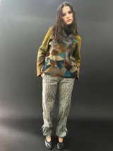 Buzo de lana merino afieltrada con cuello alto y diseño de mosaicos multicolores.