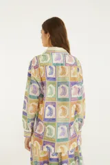 Camisa de algodón con diseño estampado de sellos vintage de bananas en varios colores, cuello camisero clásico y mangas largas.