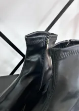 Botas cortas negras de cuero vegano, con punta cuadrada y taco geométrico.