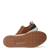 Zapato casual de hombre color marrón coñac, con cordones al tono, suela blanca de goma y detalle de cuero texturizado en el talón.