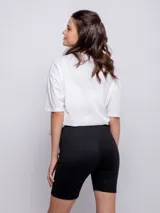 Calza corta de lycra color gris azulado con brillos.