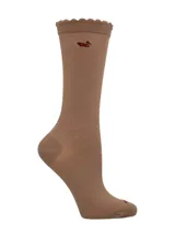 Calcetín de caña media color beige, con borde superior festoneado y pequeño bordado de pato en tono oscuro.