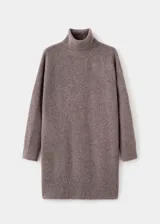Vestido corto de punto con cuello vuelto y manga larga, de diseño recto y holgado.