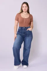 Pantalón de jean azul oscuro, corte wide leg, tiro alto y detalle de bolsillos frontales con costuras a la vista.