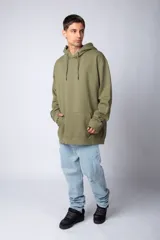 Buzo canguro oversize de tela friza, color negro, con capucha, cordones ajustables con logo y bolsillo frontal tipo canguro.