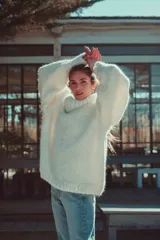 Sweater de punto grueso color blanco, con cuello tortuga y mangas semi anchas, tejido a mano en lana merino.